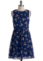 WornOnTV: Alex’s blue floral dress, knit beanie, blue suede bag and ...