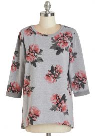 WornOnTV Debbie�s grey rose print sweater on The Millers Jayma Mays ...